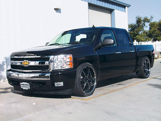 0704tr_01_z_+2007_chevy_silverado+front_view.jpg