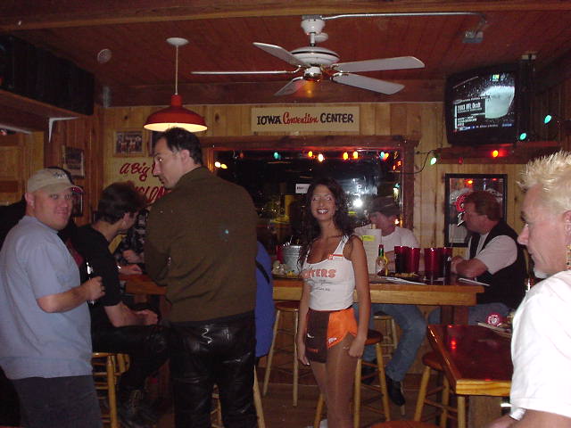 Hooters_Party.jpg