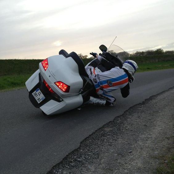 knee-down-goldwing - Copy.jpg