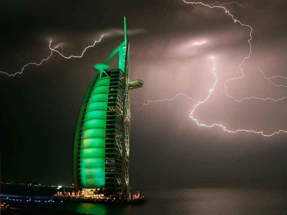 lightning-green-hotel-dubai_42602_990x742.jpg