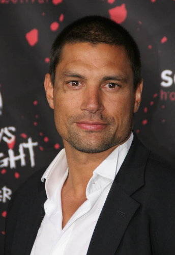 manu bennett.jpg