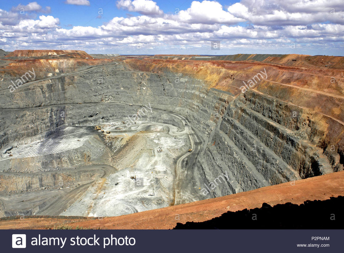 open-cut-mining-gold-mine-kalgoorlie-western-australia-the-fimiston-pit-known-as-the-super-pit...jpg