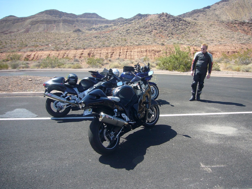 Pic22_Lakeshore_Rest_Area5__Spudley_admiring_bikes_.JPG