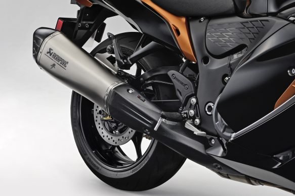 zuki-hayabusa-slip-on_muffler_by_akrapovic-583x388.jpg